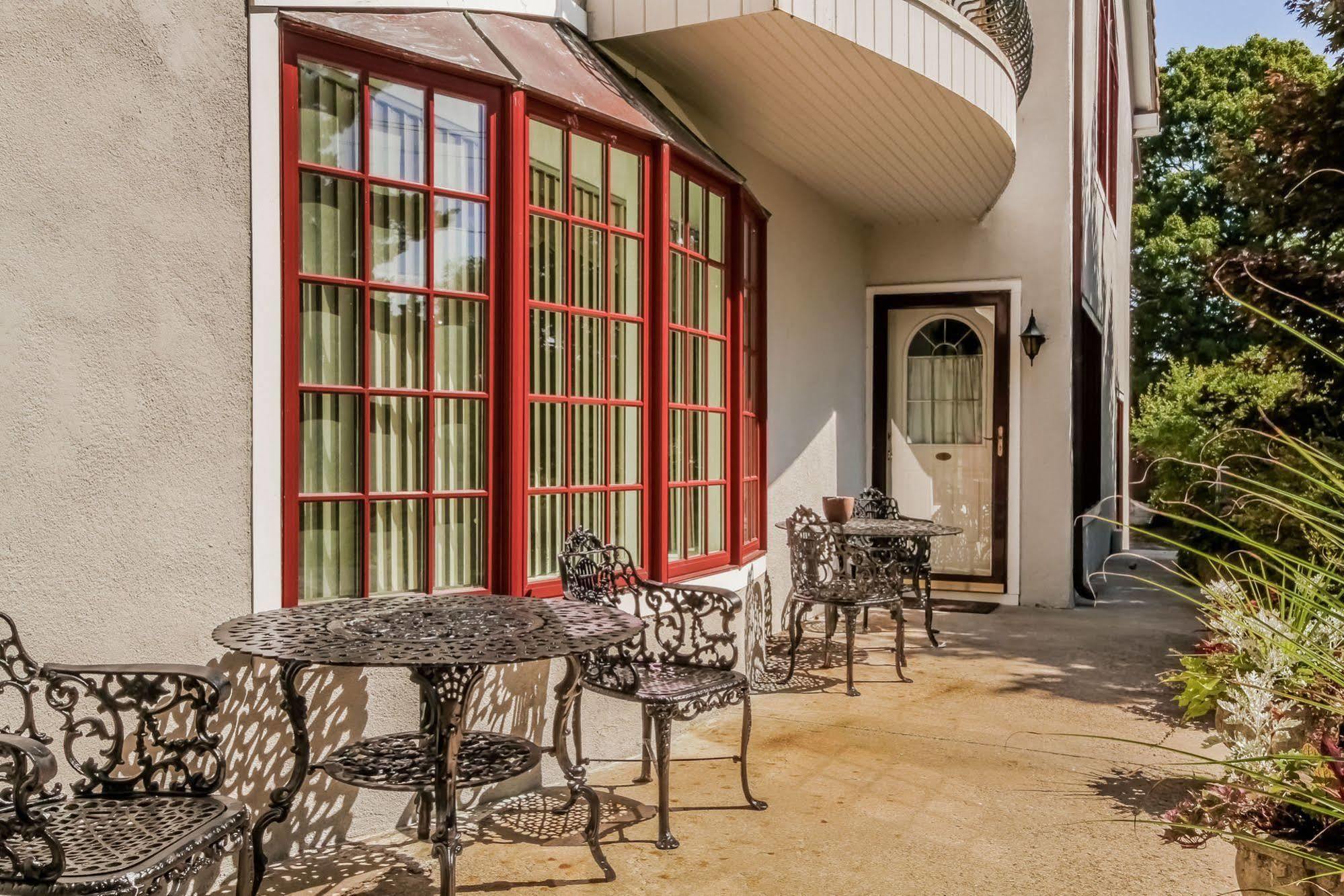 The Villa Bed And Breakfast Westerly Exterior photo